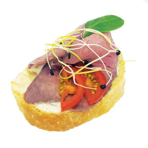 Bruschetta s hovězím roastbeefem, majonéza s hrubozrnnou hořčicí, kapary